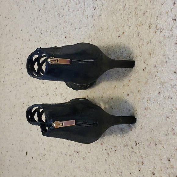 Black heels - Picture 3 of 6